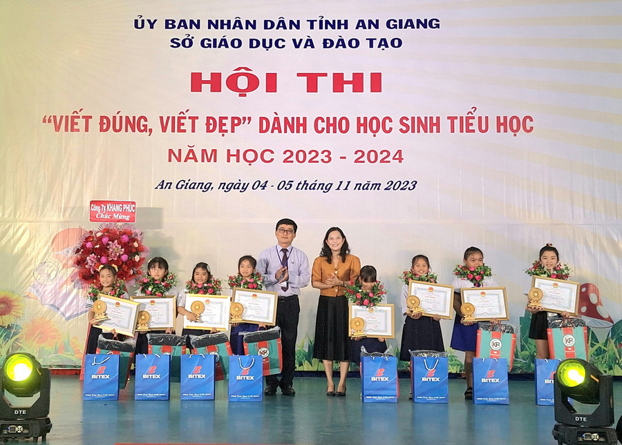 Trao thưởng và quà tặng cho các thí sinh đạt giải Nhất của Hội thi.