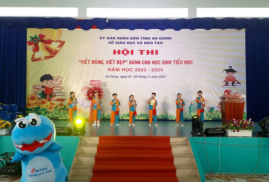 An Giang tổng kết trao thưởng Hội thi 'Viết đúng, viết đẹp' dành cho học sinh tiểu học năm học 2023 - 2024. 