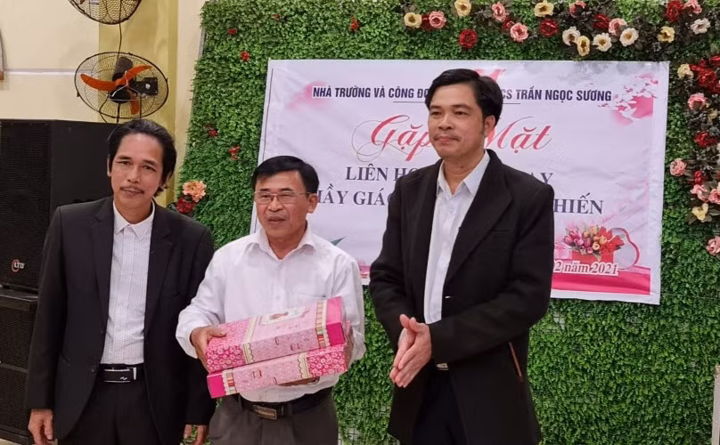 Lễ chia tay của Trường THCS Trần Ngọc Sương với thầy giáo xin nghỉ hưu trước tuổi. Ảnh minh họa