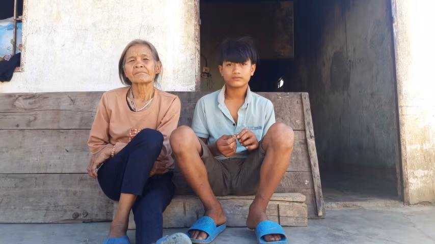 Y Cảnh và bà ngoại thẫn thờ sau khi ngôi nhà bị cháy.