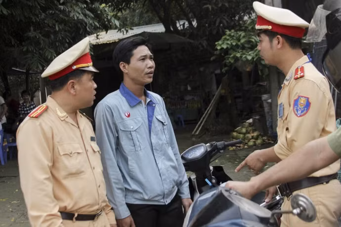 Những "bóng hồng" CSGT căng mình làm nhiệm vụ trong lễ hội Đền Hùng ảnh 9 ảnh 6