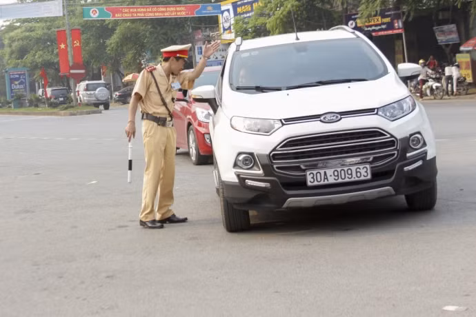 Những "bóng hồng" CSGT căng mình làm nhiệm vụ trong lễ hội Đền Hùng ảnh 7 ảnh 5