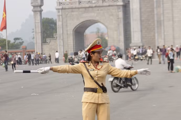 Những "bóng hồng" CSGT căng mình làm nhiệm vụ trong lễ hội Đền Hùng