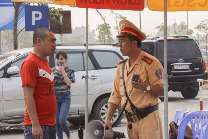 Những "bóng hồng" CSGT căng mình làm nhiệm vụ trong lễ hội Đền Hùng ảnh 8 ảnh 3