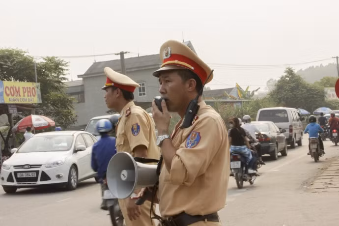 Những "bóng hồng" CSGT căng mình làm nhiệm vụ trong lễ hội Đền Hùng ảnh 4 ảnh 4