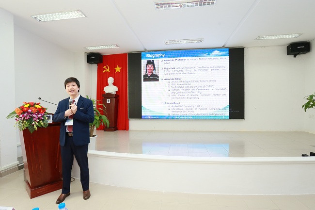 Đại biểu trình bày tham luận tại Hội thảo