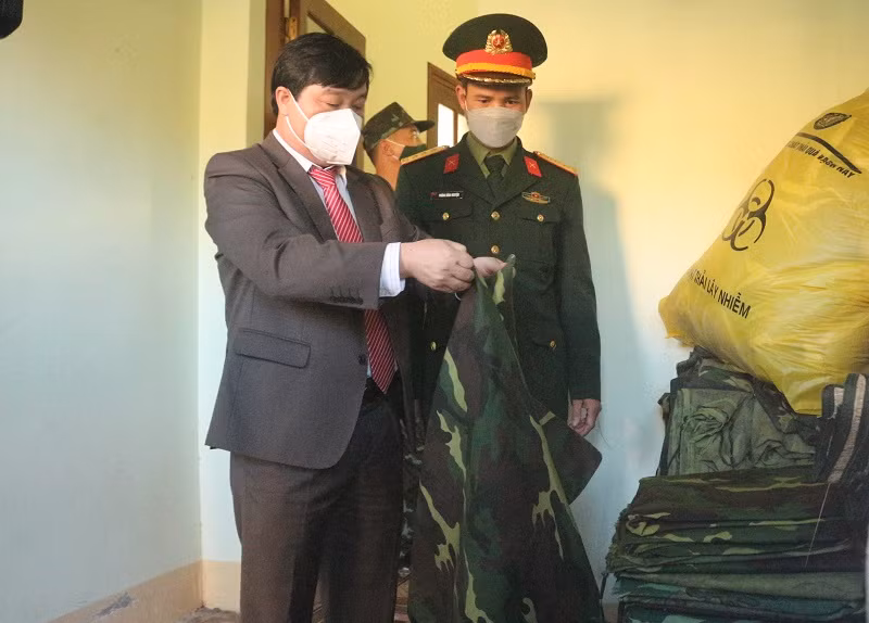 Lãnh đạo địa phương kiểm tra điều kiện ăn, ở của tân binh trong ngày đầu về đơn vị.