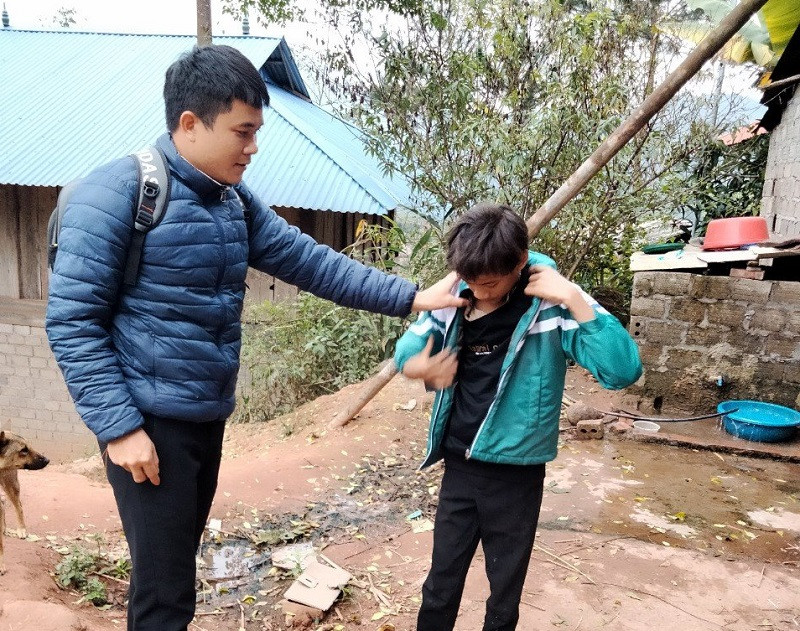 Giáo viên Trường THCS Nậm Sỏ đến nhà vận động học sinh. Giáo viên Trường THCS Nậm Sỏ đến nhà vận động học sinh.