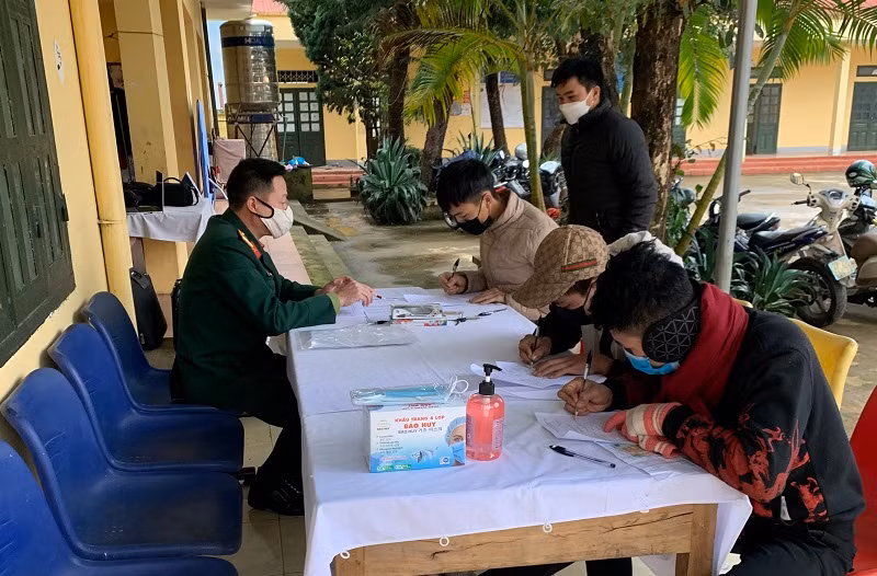 Ban CHQS huyện Tủa Chùa kiểm tra sức khỏe tân binh.