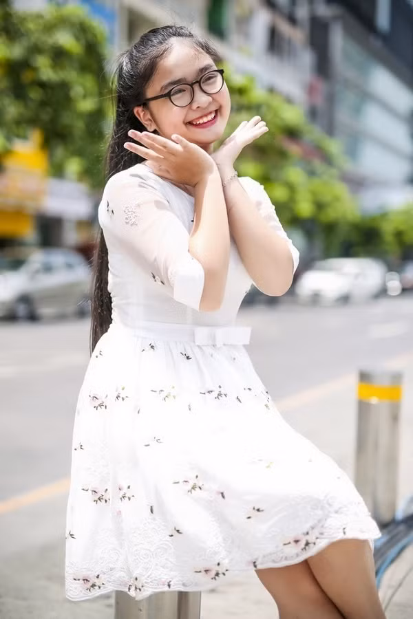 Ở tuổi 18, Thiện Nhân ngày càng lớn phổng phao và ra dáng nữ tính. Theo chia sẻ của Thiện Nhân, ngoài việc đi học, cô còn tham gia những đêm nhạc mang âm hưởng dân ca Nam Bộ và bolero.