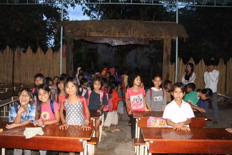 Khi bụng đã sôi vì đói, lũ trẻ chào thầy cô và mọi người ra về.