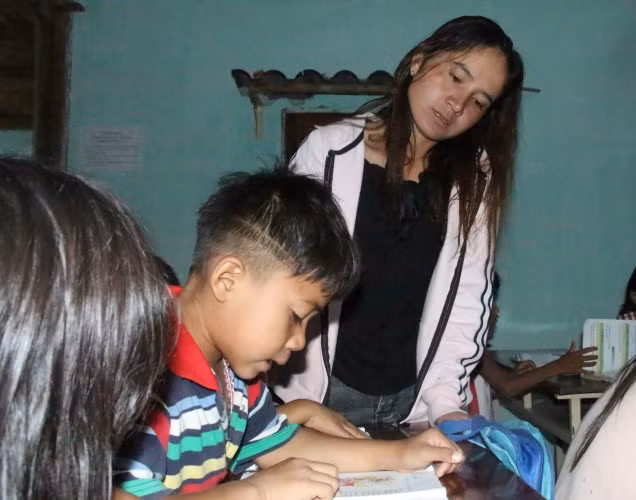 Chị Y Thoan dạy học với mong muốn các em học tốt hơn để sau này thoát nghèo.