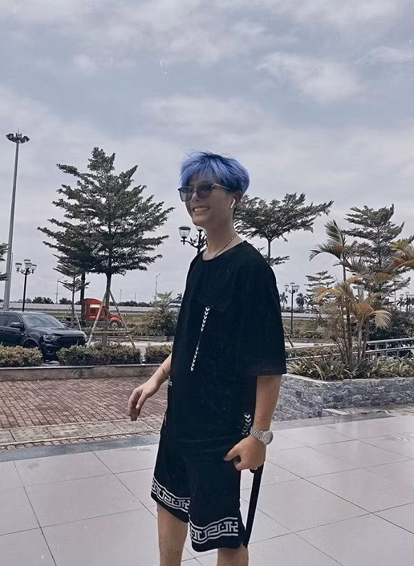 Quang Anh của năm 19 tuổi vô cùng khác lạ và phá cách, nhiều khán giả tỏ ra tiếc nuối với hình ảnh cậu bé mộc mạc năm nào.