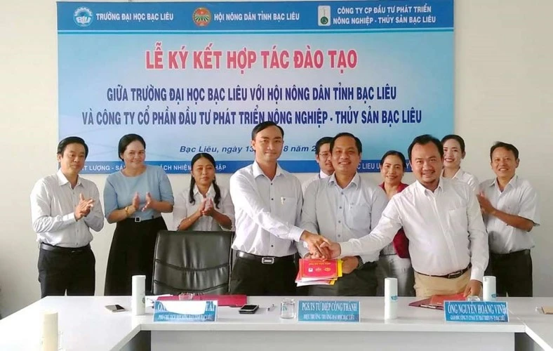 Trường ĐH Bạc Liêu ký kết hợp tác đào tạo nhân lực trình độ ĐH theo Mô hình mới liên kết 3 nhà: Nhà nông - Nhà trường - Nhà doanh nghiệp.