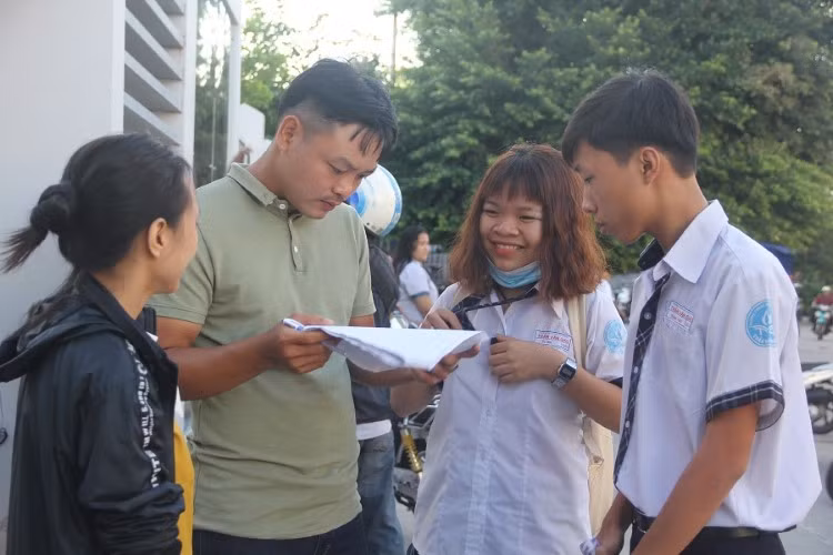 Giáo viên Trường THPT Trần Văn Giàu trong kỳ thi năm 2019. Ảnh: Nga Phan