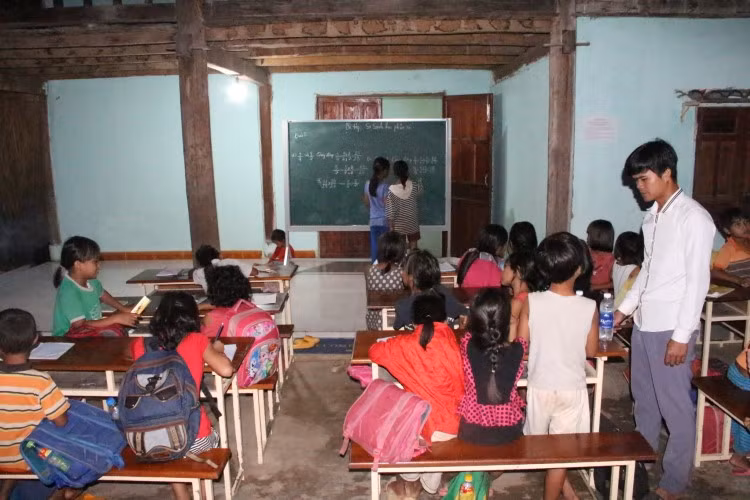 Lớp học miễn phí của vợ chồng thầy A Kâm bắt đầu từ 5 giờ chiều đến 7 giờ tối.