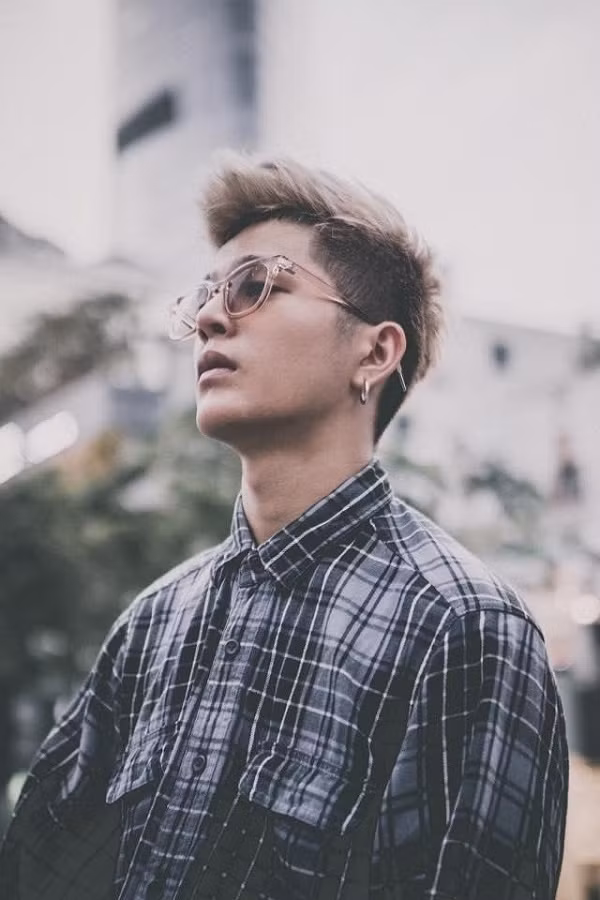 7 năm kể từ sau khi nổi tiếng, Quang Anh hiện giờ đã là chàng trai 19 tuổi và bất ngờ xuất hiện trở lại với nghệ danh "Quang Anh Rhyder".