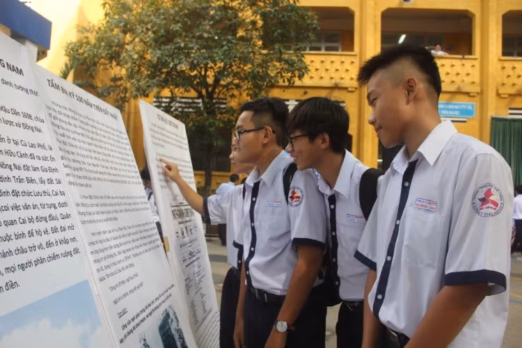 Học sinh Trường THPT Ten Lơ Man (Quận 1) trong chuyên đề tìm hiểu về lịch sử dân tộc. Ảnh: Phan Nga