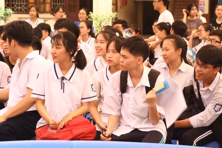 Học sinh lớp 12, Trường THPT Kiến An (Hải Phòng) trong giờ sinh hoạt ngoại khóa.