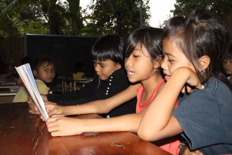 Các em hăng say học bài.