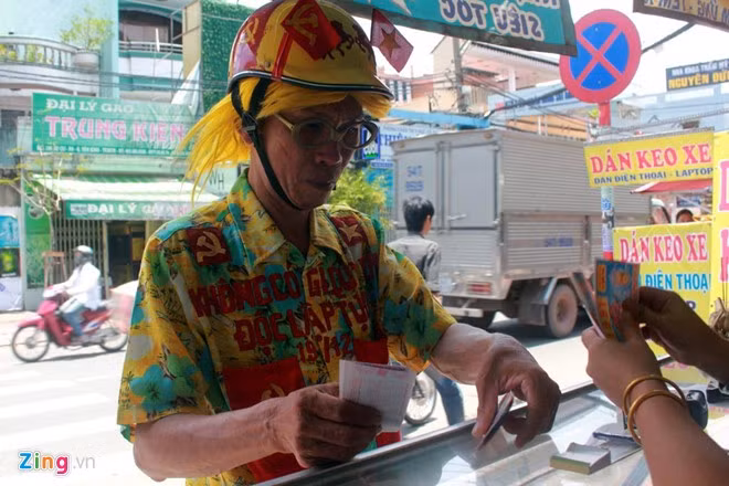 Dị nhân bán vé số dạo nổi tiếng Sài Gòn