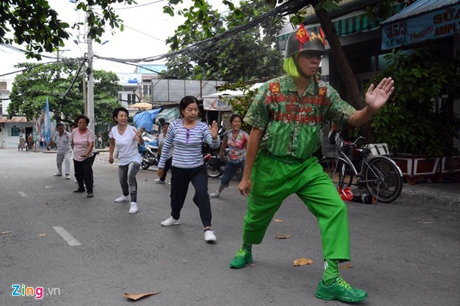 Trong khi bán vé số, ông Phương còn dành thời gian để giao lưu với khách hàng của mình. Nhờ sự vui vẻ và chịu đầu tư cho nghề nên "dị nhân" có doanh số đáng mơ ước. Trung bình mỗi ngày đêm chạy xe khắp các con đường, ngõ hẻm trên địa bàn các quận trung tâm thành phố, ông có thể bán được trên dưới 300 tờ. Dị nhân bán vé số dạo nổi tiếng Sài Gòn
