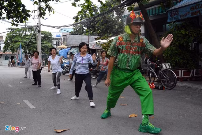 Dị nhân bán vé số dạo nổi tiếng Sài Gòn