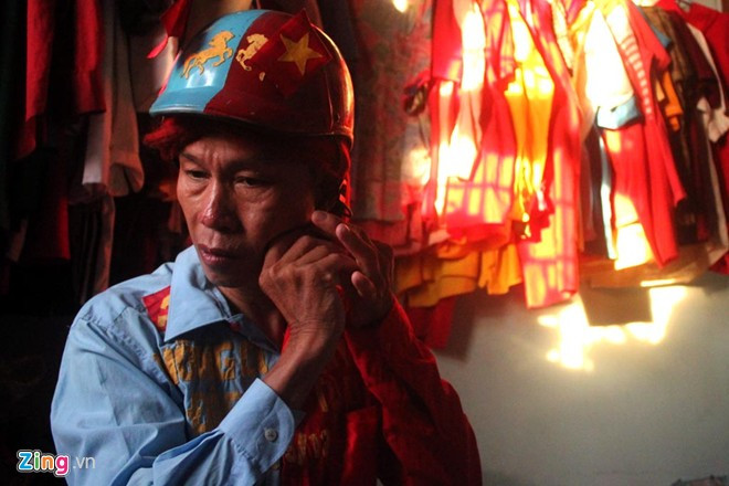Ông tiết lộ, ban đầu ăn mặc như vậy đi bán vé số cũng mắc cỡ. Nhưng nhiều người ủng hộ cách làm của ông, họ mua nhiều vé số hơn nên ông quen dần. Dị nhân bán vé số dạo nổi tiếng Sài Gòn