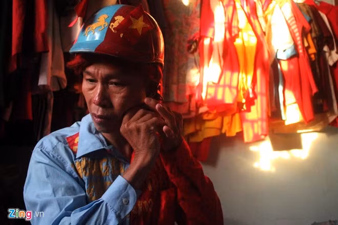 Dị nhân bán vé số dạo nổi tiếng Sài Gòn