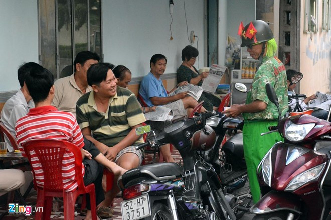 “Khi thấy tôi ăn mặc khác biệt như thế này chắc chắn sẽ có nhiều người cho rằng có vấn đề. Nhưng ở Việt Nam mình không giống như nước ngoài, mình còn ít người mặc các trang phục lạ đời, có những cách đặc biệt như những kỳ nhân để kiếm sống ở đường phố. Đây là cách thu hút khách hàng tốt nhất, vừa đem lại niềm vui, tiếng cười và may mắn cho mọi người. Mọi người vui tôi cũng vui theo. Mấy ai có bản lĩnh ăn mặc như này để tạo niềm vui cho khách hàng mở hầu bao mua nhiều vé số vé số như tôi”, ông nói. Dị nhân bán vé số dạo nổi tiếng Sài Gòn