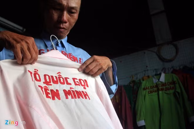 Dị nhân bán vé số dạo nổi tiếng Sài Gòn