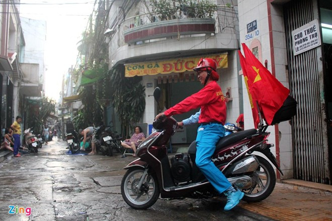 Năm 2013 có người trúng vé số độc đắc 6 tờ đã cho ông một chiếc xe tay ga trị giá hơn 30 triệu để đi bán vé số. Ông sắm chiếc đài phát nhạc mới, cắm thêm lá cờ phía sau. Dị nhân bán vé số dạo nổi tiếng Sài Gòn