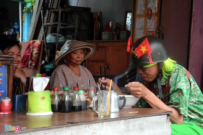 Ông Phương có vợ và 2 cô con gái tốt nghiệp đại học, đã lấy chồng và sinh con. Hơn một năm nay ông chuyển ra ngoài thuê phòng trọ ở riêng để thoải mái bán vé số kiếm sống. Dị nhân bán vé số dạo nổi tiếng Sài Gòn