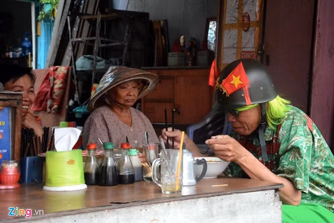 Dị nhân bán vé số dạo nổi tiếng Sài Gòn