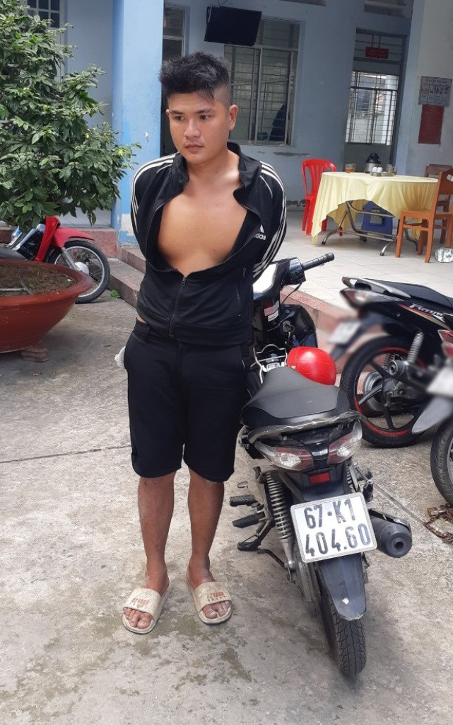 Nguyễn Anh Khoa cùng tang vật. (Ảnh: Nghiêm Túc) Nguyễn Anh Khoa cùng tang vật. (Ảnh: Nghiêm Túc)