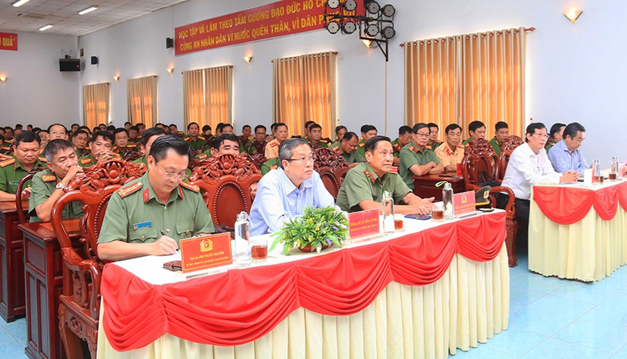 Các đại biểu dự buổi lễ. (Ảnh: Tiến Tầm)