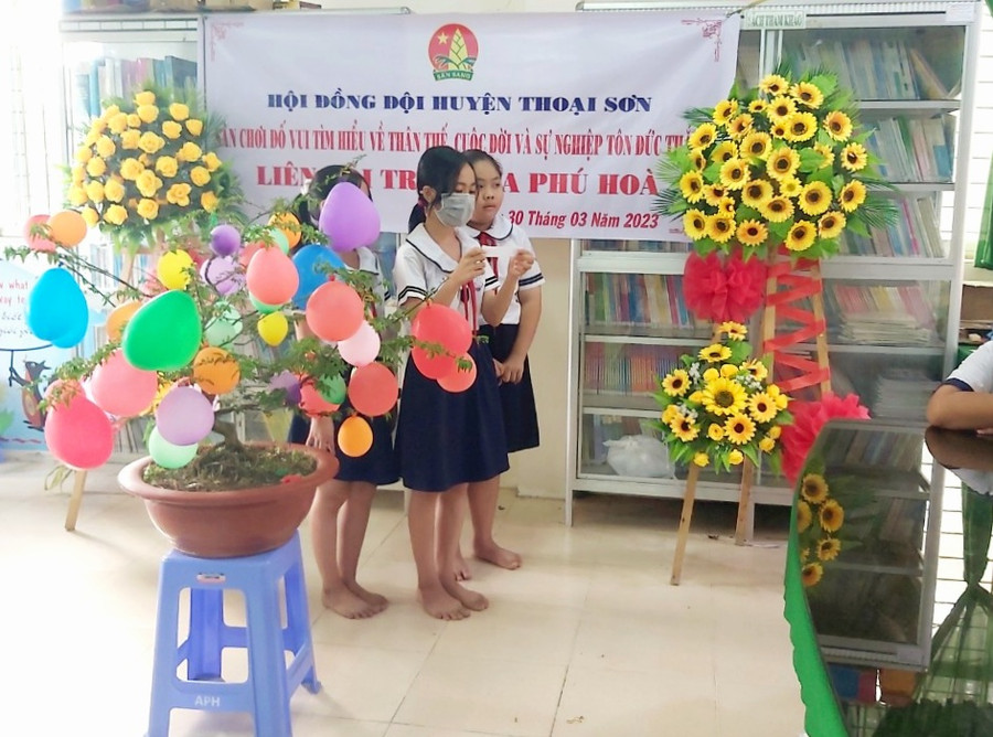 Học sinh tham gia Sân chơi đố vui &apos;Tìm hiểu về thân thế, cuộc đời và sự nghiệp Chủ tịch Tôn Đức Thắng&apos;.