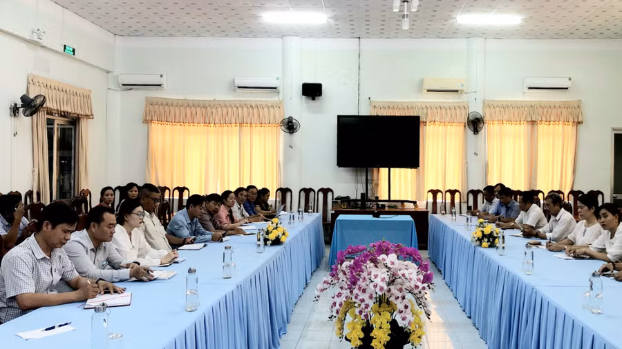 Đại biểu tham dự triển khai dạy thực nghiệm.