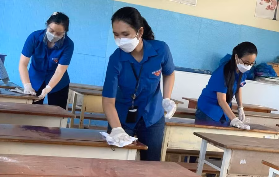 Giáo viên nỗ lực vệ sinh khuôn viên trường lớp để đón học sinh trở lại.