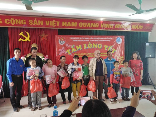 Ông Đỗ Quý Tòng và ông Nguyễn Thanh Tùng tặng quà tết đến các thành viên trong Hội người khuyết tật Ông Đỗ Quý Tòng và ông Nguyễn Thanh Tùng tặng quà tết đến các thành viên trong Hội người khuyết tật