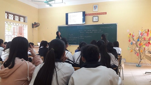 Cô Lê Thị Hồng Thanh - GV trường THCS Phú Bình - sôi nổi với tiết dạy môn Tiếng Anh Cô Lê Thị Hồng Thanh - GV trường THCS Phú Bình - sôi nổi với tiết dạy môn Tiếng Anh
