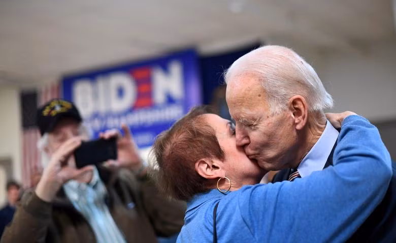 Joe Biden chào đón người ủng hộ Chris Miller, ở Manchester, New Hampshire, khi dừng chân tại một văn phòng thực địa ở Manchester, New Hampshire, ngày 24 tháng 1 năm 2020. REUTERS/Gretchen Ertl.