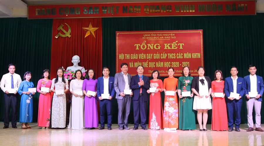 Ông Nguyễn Văn Hải, Chủ tịch công đoàn ngành GD&amp;ĐT tỉnh Thái Nguyên trao phần thưởng cho các giáo viên đạt kết quả cao