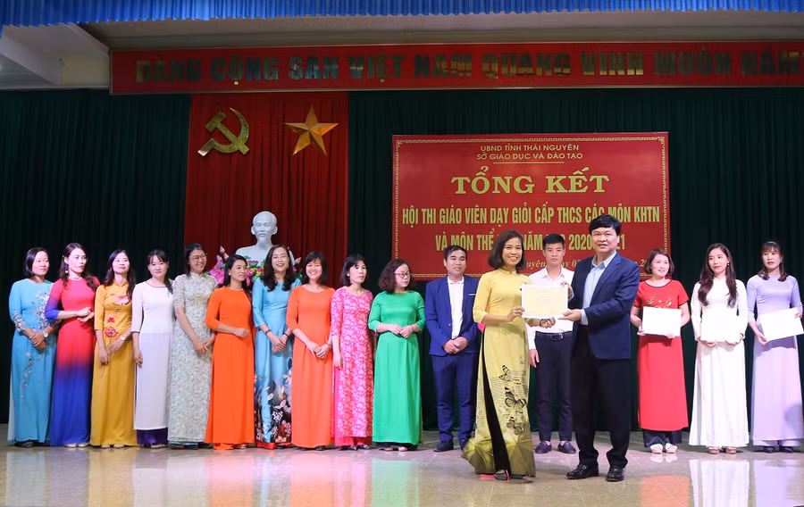 Ông Phạm Việt Đức, Giám đốc Sở GD&ĐT Thái Nguyên trao chứng nhận cho các thí sinh đạt danh hiệu Giáo viên dạy giỏi