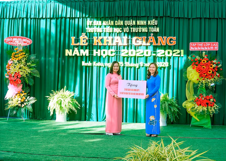 Lãnh đạo Sở GD&amp;ĐT TP Cần Thơ tặng SGK cho trường tiểu học vào ngày khai giảng.