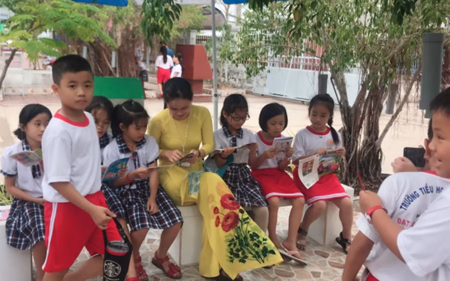 Cô, trò đọc sách ở Thư viện xanh của Trường TH Phan Ngọc Hiển trong giờ giải lao.