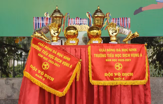 BTC trao cúp vô địch, cờ lưu niệm, huy chương cá nhân cho các đội đạt giải nhất, nhì và đồng giải ba. Trao danh hiệu cầu thủ xuất sắc nhất, vua phá lưới, bàn tay vàng cho những cá nhân xuất sắc.