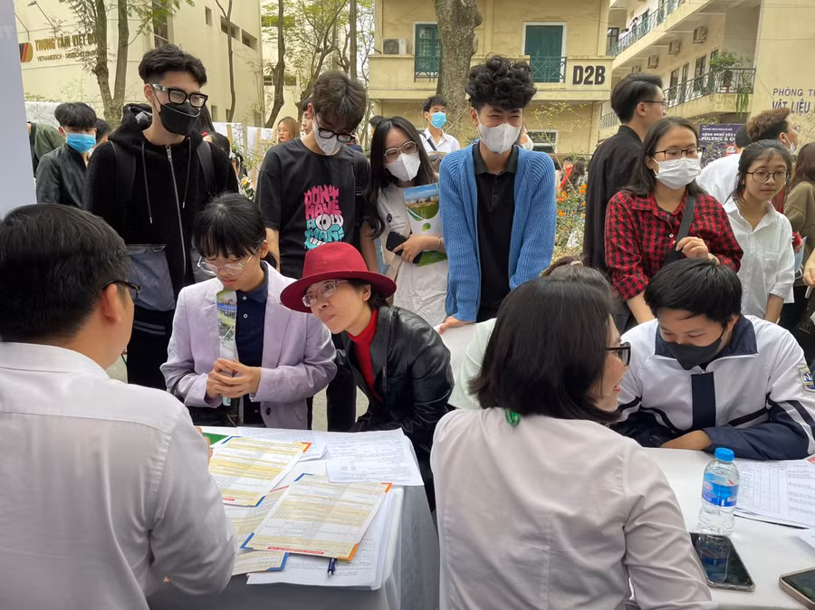 Thí sinh và phụ huynh tham dự Ngày hội tư vấn tuyển sinh, hướng nghiệp năm 2023. Ảnh: TG