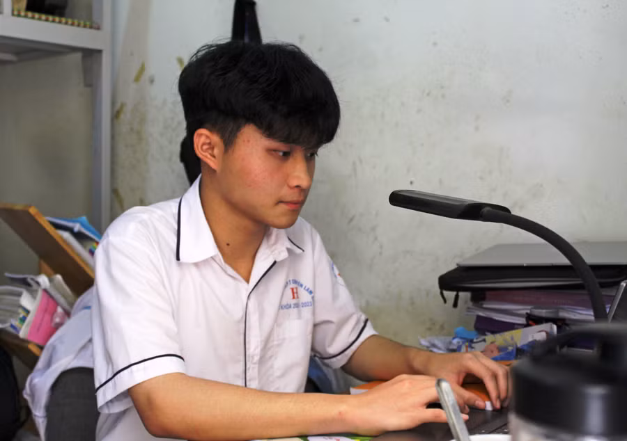 Phạm Tuấn Kiên học bài tại khu nội trú, Trường THPT chuyên Lam Sơn. Ảnh: L.T