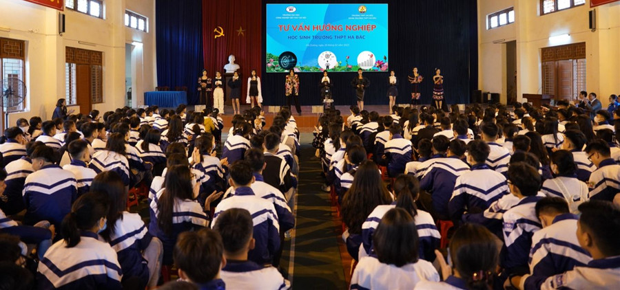 Chương trình tư vấn hướng nghiệp của Trường ĐH Công nghiệp Dệt may Hà Nội tại Trường THPT Hà Bắc (Hải Dương). Ảnh: NTCC.